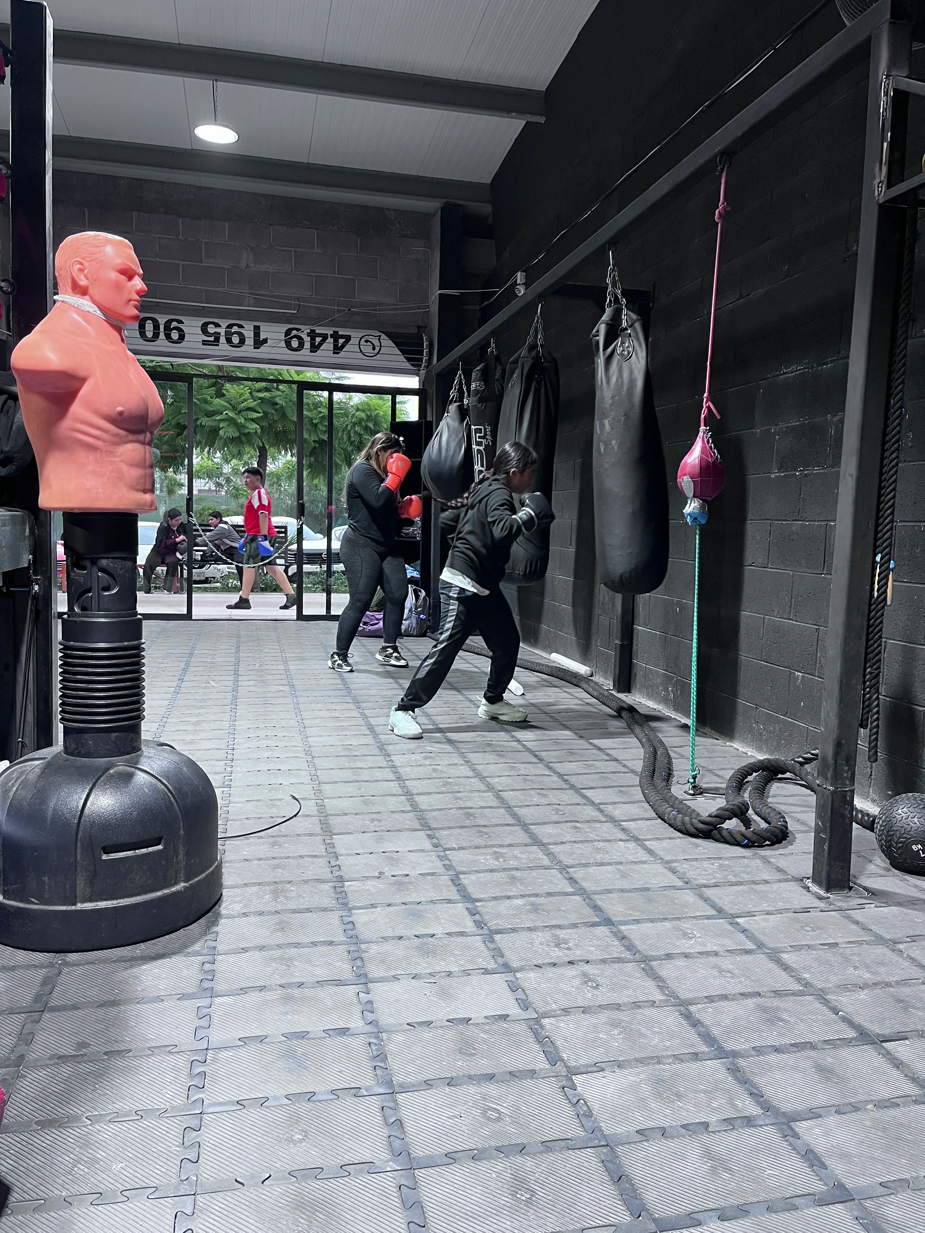 Personas golpeando costales en el área de box de Guerreros Jazar