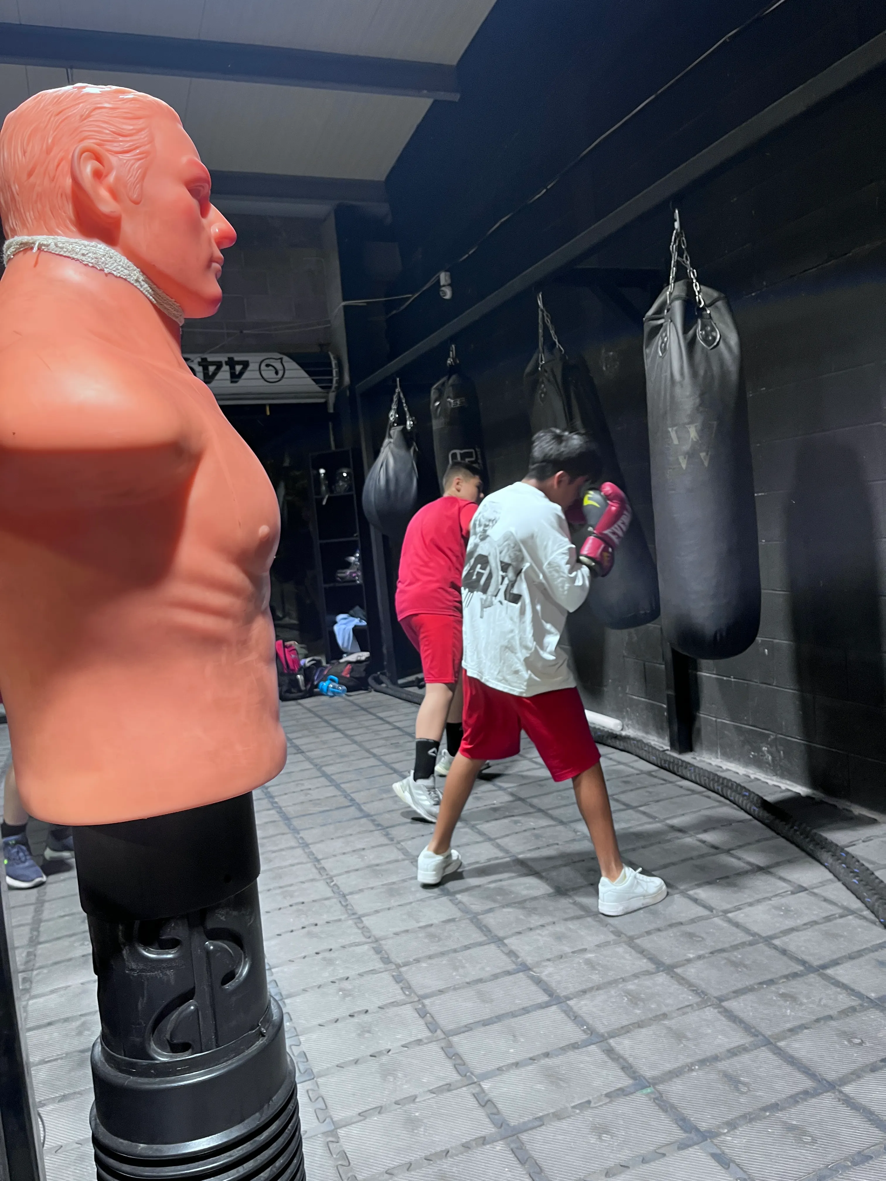 Niños y jóvenes golpeando costales en box de Guerreros Jazar