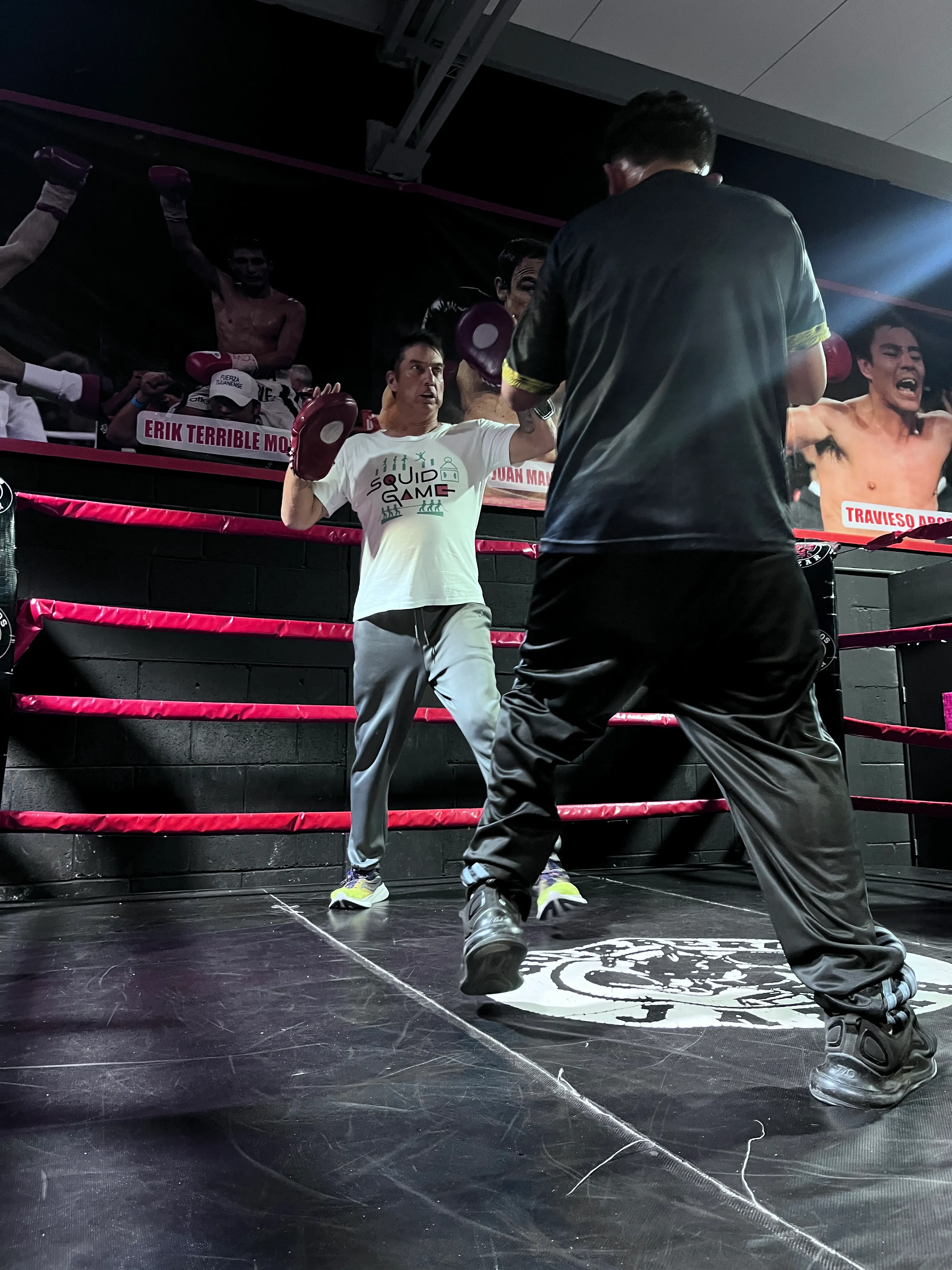 Entrenador y alumno trabajando en el ring de Guerreros Jazar