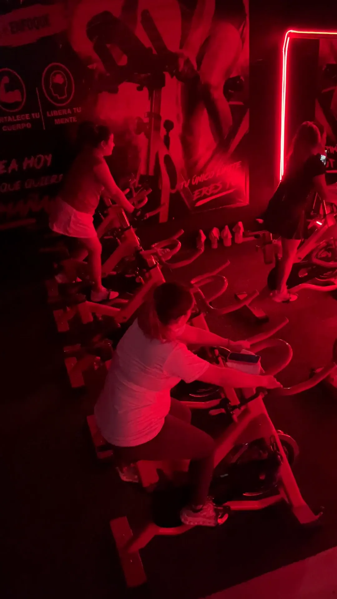 Clase de spinning en Guerreros Jazar con gente pedaleando