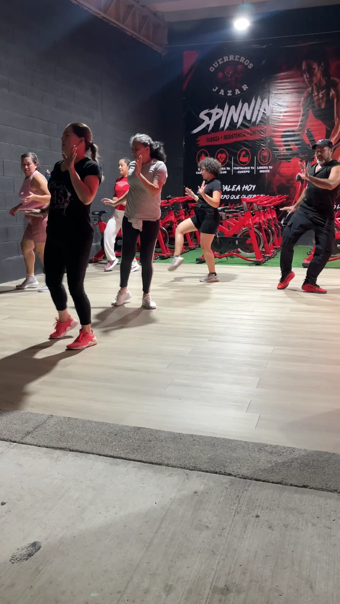 Grupo de zumba entrenando en Guerreros Jazar