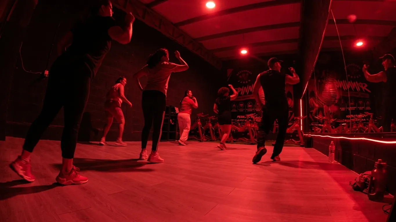 Clase de zumba de Guerreros Jazar con luz magenta