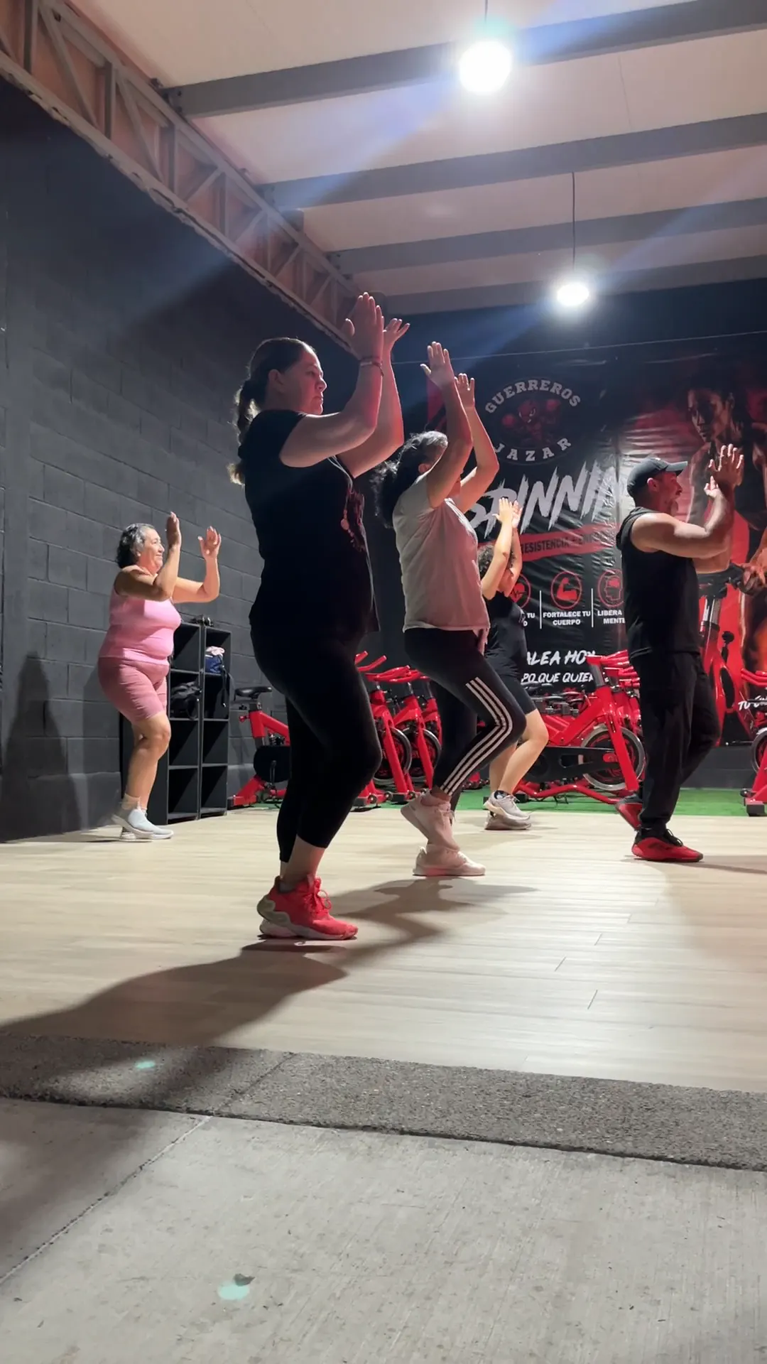 Grupo de zumba entrenando en Guerreros Jazar junto al mural
