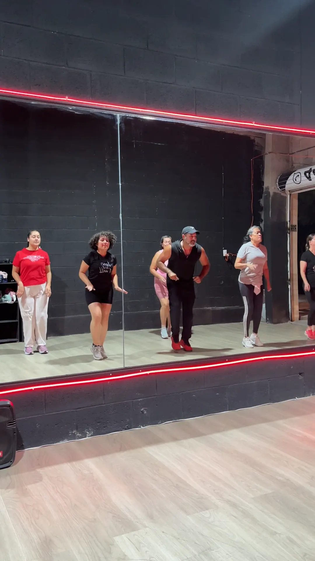 Clase de zumba de Guerreros Jazar frente al espejo