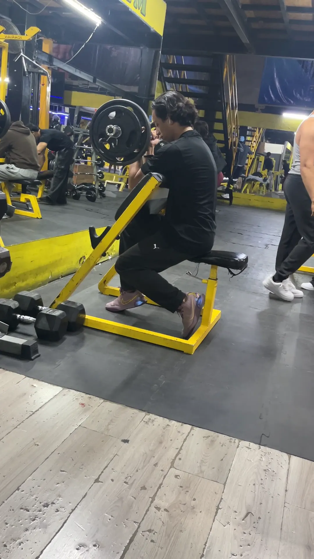 Curl de bíceps en banco Scott en Gym & Fitness Jazar, Villa Sur