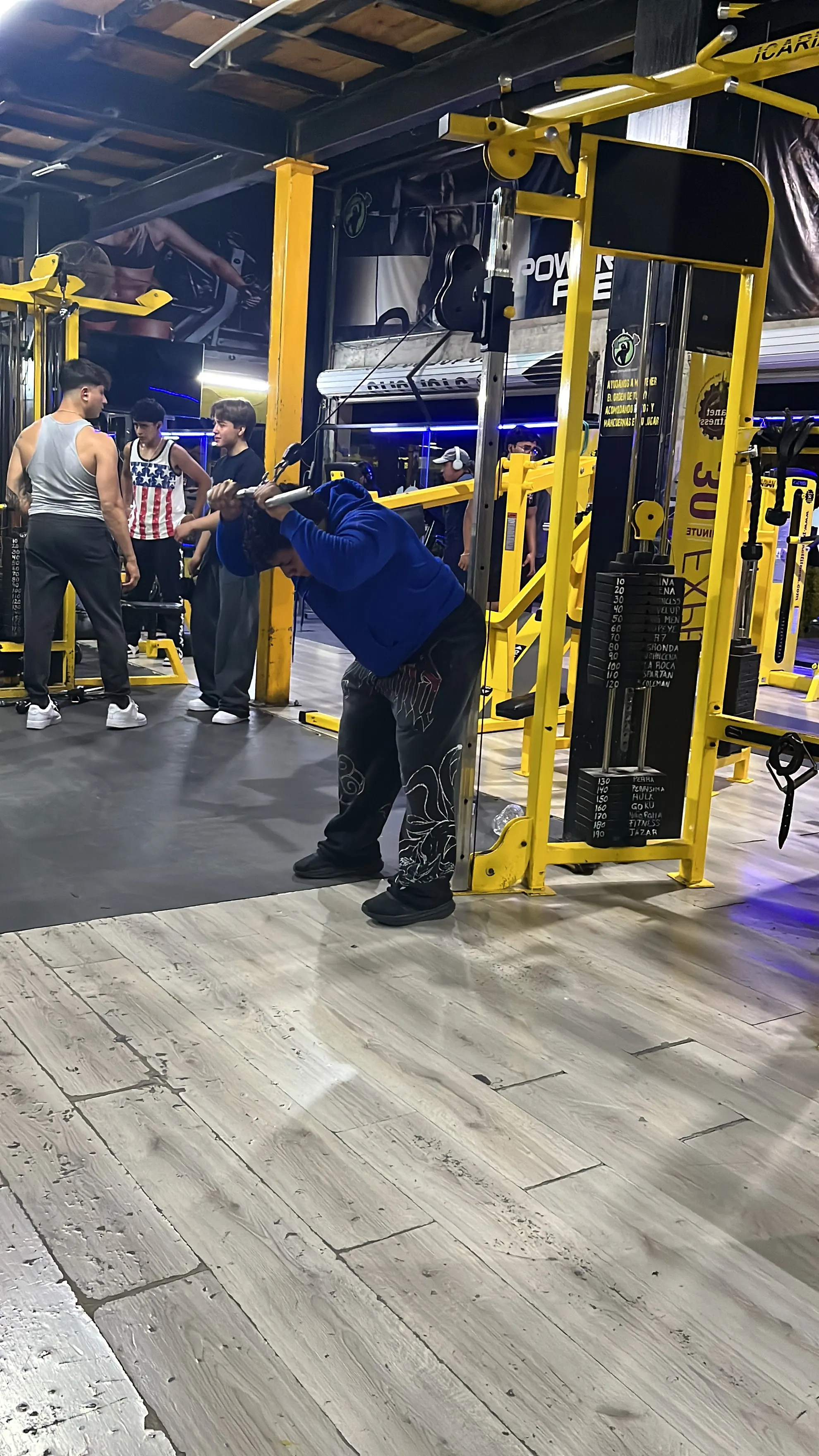 Entrenamiento en máquina de jalón en Gym & Fitness Jazar, Villa Sur
