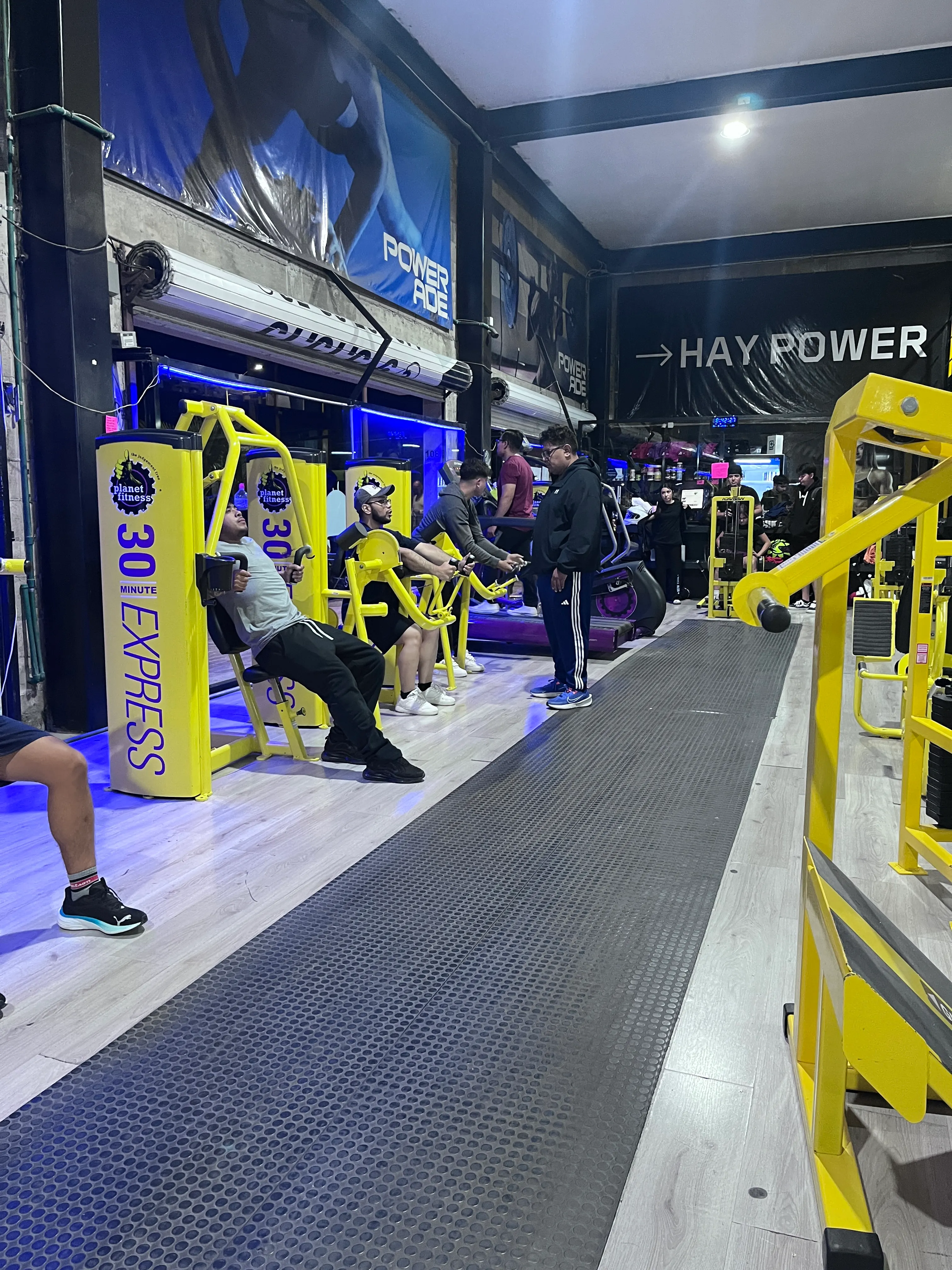 Circuito de máquinas amarillas con personas entrenando en Gym & Fitness Jazar, Villa Sur